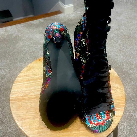 Black bootie multi color.  Size 10 - Picture 3 of 3